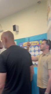 עקוב| עימותים בין חבר הכנסת אחמד טיבי לבין משקיפים בבחירות בטייבה לאחר שהאשים אותם במניעת כניסת מצביעים ערב…