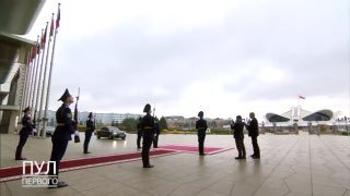 חברת שומרי כבוד, המנונים, לחיצות ידיים. טקס מפגש מנהיגים. מינסק קיבלה את פני האורחים המונגוליים בגשם. אבל ח…