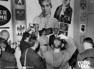 💬 «Человек выходит из кино потрясённым, и за несколько часов, да что там, за несколько дней не может избавиться от этого впечатления», — писал Станислав Лем о фильме Анджея Вайды «Пепел и алмаз».💬 «Я помню свое состояние после выхода из кино — не только мо