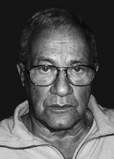 Легендарный ведущий "Радионяни" Лев Шимелов умер на 97-м году жизни. Врачи боролись за него после инсульта, но вечером 24 апреля в Москве он скончался.Шимелов вел "Радионяню" с 1979 года, раньше работал в Московском мюзик-холле и Москонцерте. В 1990-м полу