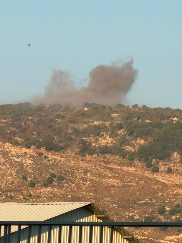 מסוק ישראלי הפיל חומרי נפץ על רמת עלי אל-טאהר, בפאתי נבטי אל-פאוקה.