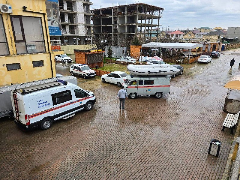 Спасатели Дербентского ПСП прибыли в район цитадели «Нарын-Кала» в Дербенте для эвакуации жителей. фото