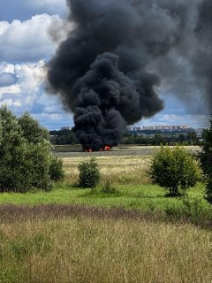 Самолет упал в районе Звенигорода, сообщают очевидцы. По предварительным данным, это был истребитель, пилот успел катапультироваться. Официальной информации пока нет.