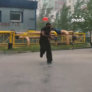 Типичный якутский Джин Келли и его dansin' in the rain.Сильнейший ливень с грозой обрушился на Якутск — городские улицы превратились в реки всего за десять минут. В одном из микрорайонов затопило поликлинику.Выпало 15 мм осадков — это половина месячной нор