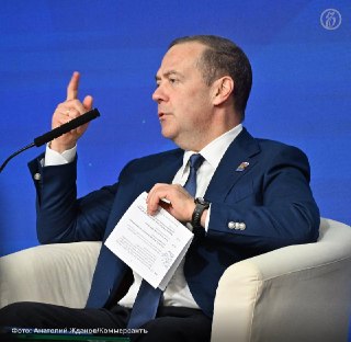 Дмитрий Медведев стал главным редактором новых школьных учебников по обществознанию для 9-11-х классов, сообщила замглавы Минпросвещения Ольга Колударова.В секретариате Медведева, который занимает пост зампреда Совета безопасности, сказали, что он работал 