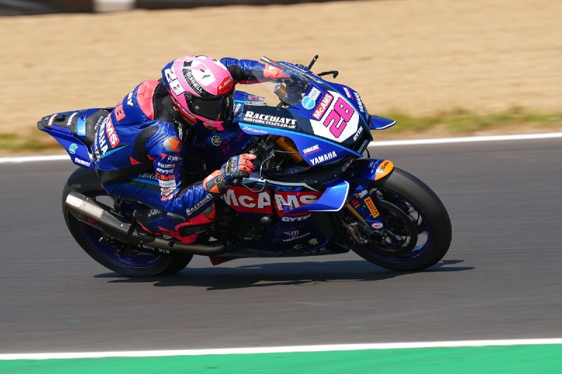 🚗✨ Бренд Хэт сетет на спортсмена: Bradley Ray в Brands Hatch гоняется за “тормо