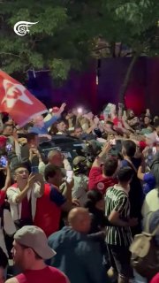 נשיא ברזיל לולה דה סילבה שמח בקרב תומכיו העניים בסאו פאולו לאחר שניצח בבחירות לנשיאות./ג'מארן