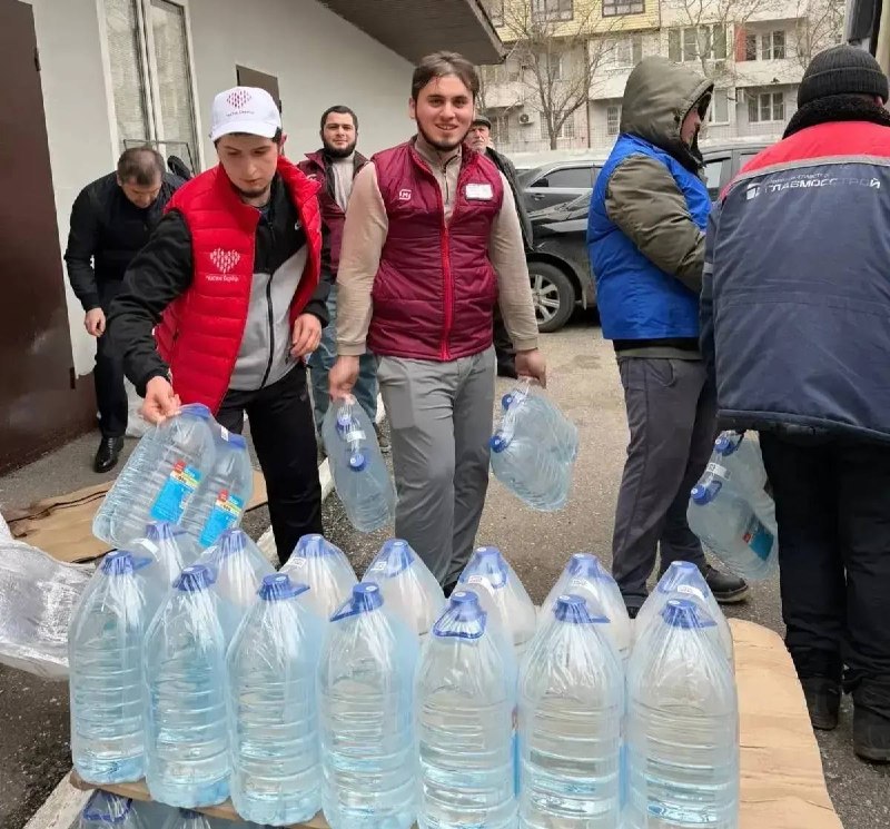 «Магнит» начал доставку гуманитарной помощи в больницы и школы Дагестана, первые грузовики с бутилированной водой волонтеры разгрузили сегодня на базе  фото