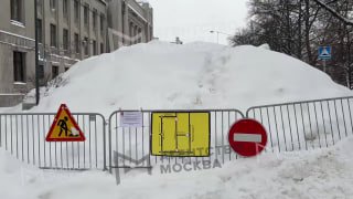 Высота сугробов в Москве побила рекорд 1966 года, сообщил ведущий специалист центра погоды «Фобос» Евгений Тишковец.Высота снежного покрова на опорной метеостанции ВДНХ достигла 70 сантиметров и превысила норму для февраля в 1,8 раза, рассказал он. В 1966 