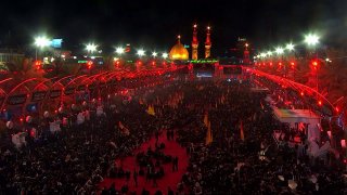 המונים בלוויית "המנהיג שנהרג של האומה האסלאמית" בכרבלא