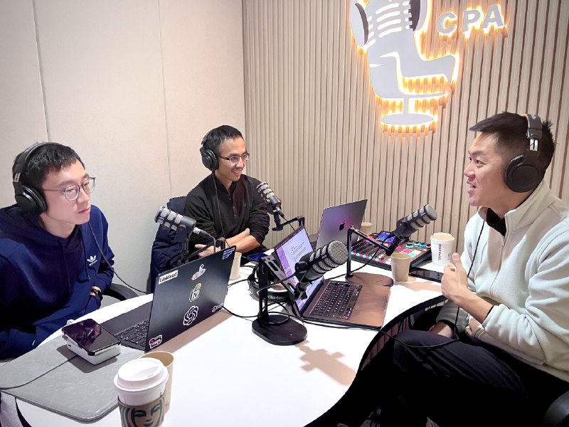 今天录了「十字路口」农历新年前的最后压轴一期，我们打算聊一聊 AI 创投领域人人都关心的问题：「出海」