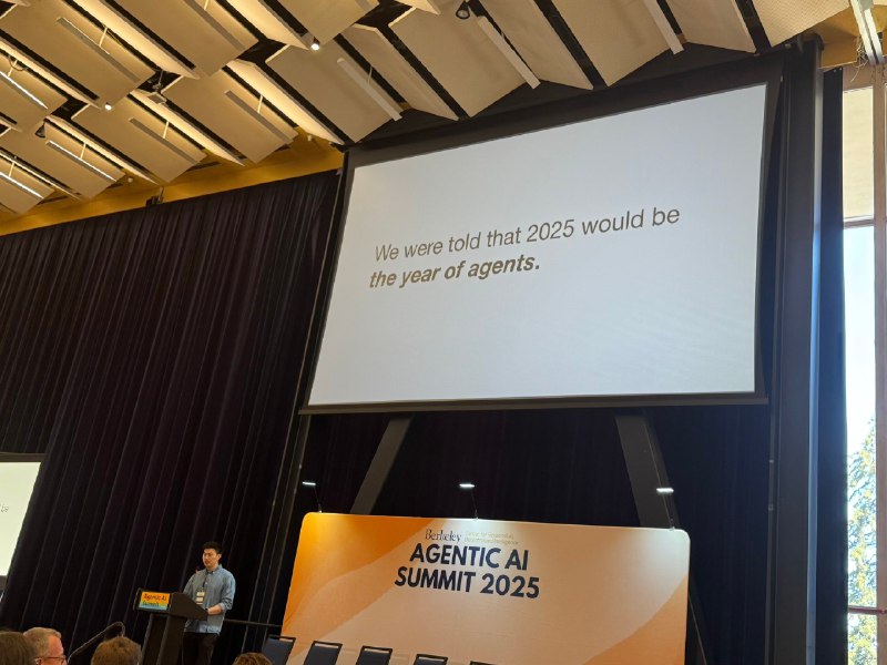 飞来第三天就赶上了伯克利 Agentic AI 的大活动，现场真的过于热闹了，梦回 token2049～欢迎在湾区的朋友们多带带，可随时约 coffee chat～1. 华人在 AI 的力量非常强：主会场上每个 seesion 都有 1-2 个华人 Researchers/Entrepreneurs，走廊里的 poster 更是有一半以上的华人研究，这在一定程度上也能印证硅谷现在几大大模型头部半壁江山是中国人的现状