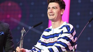 Суд оштрафовал комика Гудкова за пародийный клип «Я узкий» на песню Shaman по статье о «публичном унижении по признакам происхождения»Красногорский горсуд оштрафовал комика Александра Гудкова на 11 тысяч рублей по протоколу о возбуждении ненависти, сообщае