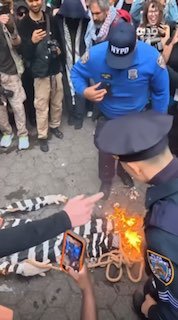 Angry protesters in New York yesterday set fire to a doll representing Netanyahu outside the UN headquarters, at the same time as his speech.