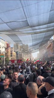 המוני אבלים ממתינים ללוויית המנהיג ההרוג בכרבלא