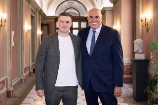 Экс-министр обороны Украины Михаил Федоров стал советником главы Минобороны ИталииОб этом чиновник написал в своем телеграм-канале. По его словам, на днях он встретился с министром обороны Италии Гвидо Крозетто. Федоров поблагодарил его за личную поддержку