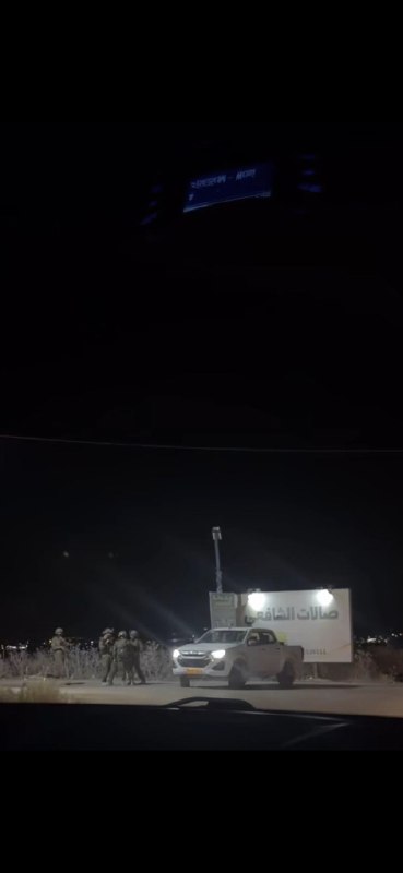 قوات الاحتلال تحتجز شباناً وتنكّل بهم شرق جنين