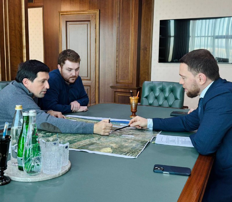 🌊 Руководитель Агентства по предпринимательству и инвестициям Дагестана Хаджимурад Исрапилов и директор Махачкалинского морского торгового порта Джамал фото