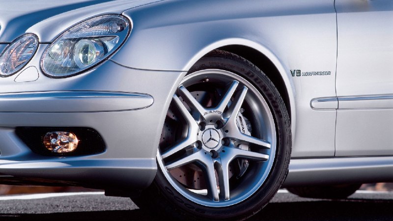 469 л.с. у Mercedes E55 AMG — но важнее другое: это про культ, а не про цифры. П