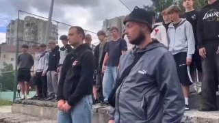 Протестующих против ТЦК львовян заставили извиниться на видео и хором прокричать "Слава ТЦК". Перемога быстро превратилась в зраду.Парней, которые во время вчерашних беспорядков перевернули бусиковоз, после задержания поставили перед камерой. Один пообещал