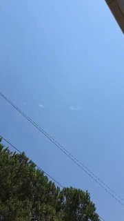 🚨 מטוסי קרב ישראליים טסים בגובה נמוך מעל נבטי, ומפילים בלונים תרמיים