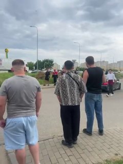 Неизвестный с мачете напал на посетителей торгового центра в Краснодаре. Погибла женщинаПо данным Shot, нападение произошло в торговом центре West Mall. Молодой человек с холодным орудием зашел в отделение МФЦ и атаковал находившихся там людей. Внутри он т