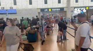 🇮🇱 על רקע השביתה בנתב״ג ליצנים הגיעו להנעים את אווירת הטסים שנתקעו בארץ בגלל השיבושים.