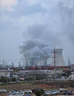 В результате иранского ракетного удара повреждены нефтеперерабатывающие заводы в районе израильской Хайфы — Ynet