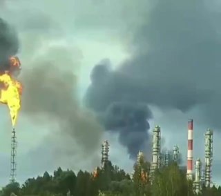 БПЛА атаковали Тобольск (более 2000 километров до границы с Украиной).«В результате падения нескольких БПЛА на территории одного из промышленных предприятий произошло возгорание. На месте происшествия работают специалисты экстренных служб», — сообщил губер