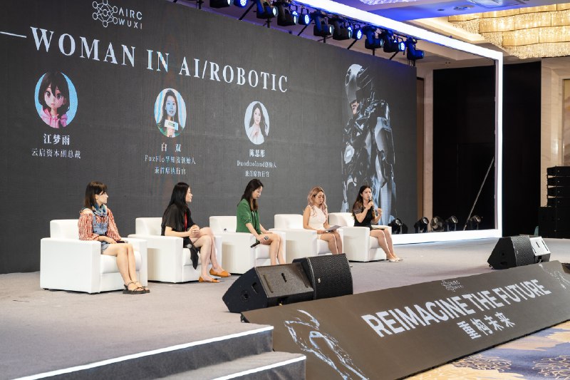 这次被邀请参加了 Woman in AI 的圆桌，第一次以女性的身份被邀请，在参与之前我和我很信任的女性朋友小毛聊了我在这样的场合应该表达什么，以及到底应当如何表达