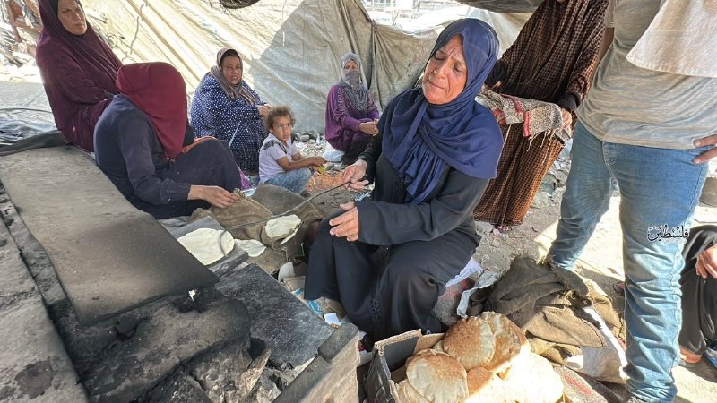 نساء غزة يطهين على نار الحطب وسط الأزمة الاقتصادية