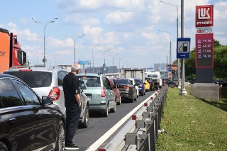 МВД пообещало отменить штрафы за «неправильную стоянку» саратовским водителям, стоявшим в очередях за бензином — если они сами обратятсяМВД готово отменять штрафы за нарушение правил стоянки и остановки, выписанные водителям, стоящим в очередях за бензином