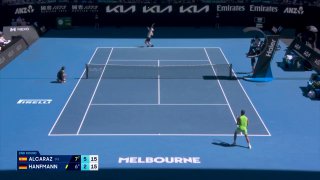 Первая ракетка мира Карлос Алькарас уверенно обыграл немца Янника Ганфманна во втором круге Australian OpenНесмотря на то, что встреча закончилась в трех сетах, немецкий теннисист порадовал публику достойным сопротивлением, а один из розыгрышей попал в хай