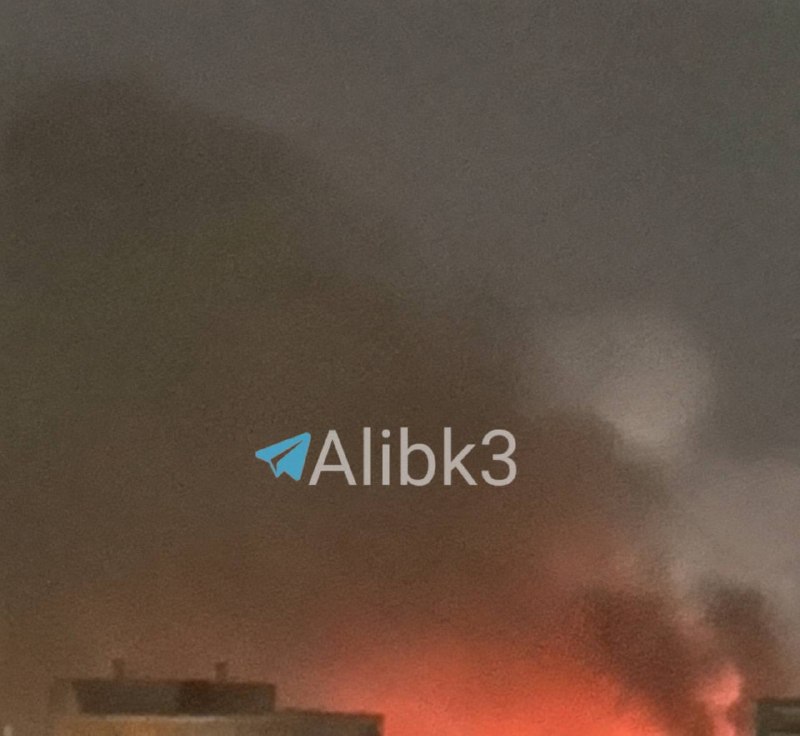 עשן עולה מאתר נחיתת טיל בליסטי רוסי בבירת אוקראינה, קייב.