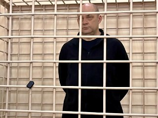 Экс-губернатор Курской области Алексей Смирнов получил 14 лет колонии строгого режима и штраф в 400 млн рублей за махинации при строительстве военных объектов в Курской области. По версии следствия, Алексей Смирнов и его зам Алексей Дедов получили взятку в