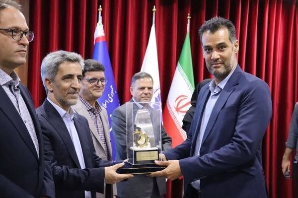 پایگاه خبری معدن نامه: خبر مهم از معدن انگوران؛ تندیس برترین بهره‌بردار معدنی زنجان به این مجتمع رسیددر مراسم گرامیداشت روز صنعت و معدن، مجتمع 