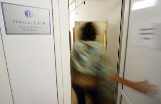 «Левада-центр»* и его директора оштрафовали из-за отчетов в МинюстТверской суд Москвы оштрафовал АНО «Аналитический центр Юрия Левады»* и его директора Дениса Волкова по статье о нарушении порядка деятельности «иноагента». Об этом сообщила пресс-служба суд