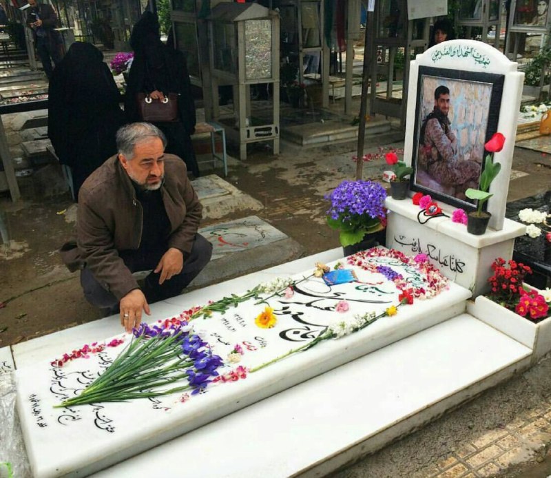 🌷ب یاد شهیدان🌷: 📸دایی و خواهر زادهدو شهید مدافع حرم در یک قاب 🕊توسل شهید مدافع حرم "مصطفی نبی لو" بر بالای مزار خواهر زاده اش شهید مدافع