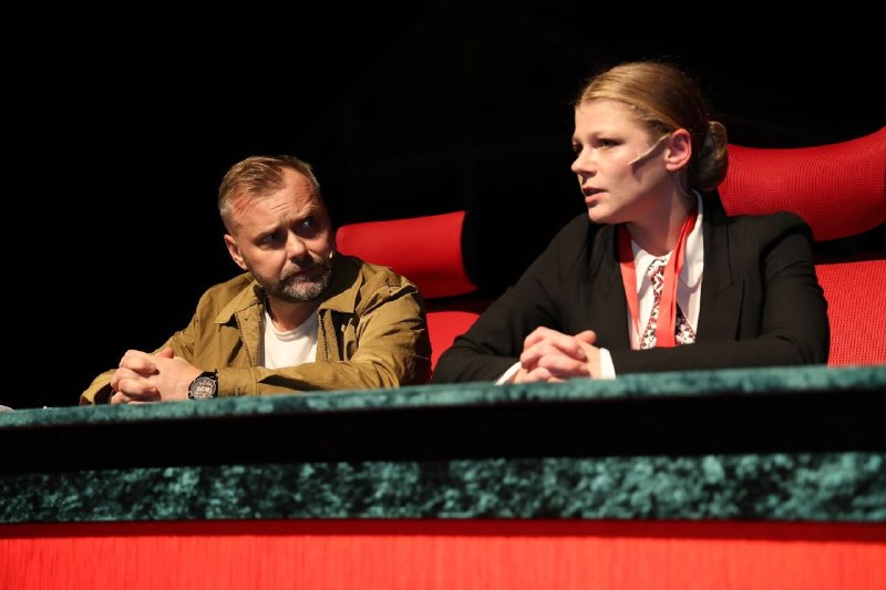 Делегація з Канівщини побувала на виставі «Не розходьтесь. Трипілля» у Театрі драми і комедії на лівому березі Дніпра в Києві.Постановка режисерки Тамари Трунової досліджує трипільську культуру та те, як сучасні українці осмислюють своє історичне мин