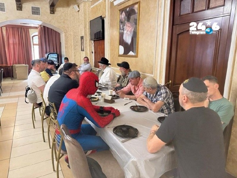 🇮🇱 ספיידרמן השתתף בארוחה בבית הכנסת בקייב. הקהילה היהודית המרכזית של קייב ערכה ארוחה בבית הכנסת בהשתתפות…