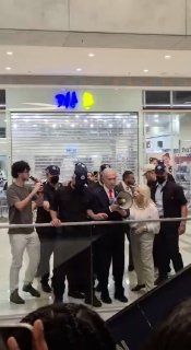 עם סיום ההצבעה מתקרב, נתניהו פונה לאחד המתחמים המסחריים בבית שמש שליד ירושלים וקורא להצביע למפלגת הליכוד.