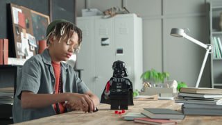 Празднуем 4 мая (день «Звёздных войн») вместе с LEGO — компания выпустила 28-см фигурку Дарта ВейдераФигурка состоит из 1028 деталей, включая световой меч и тканевый плащ. Части тела подвижны и позволяют принять лорду ситхов любую позу.Продажи начнутся 1 и