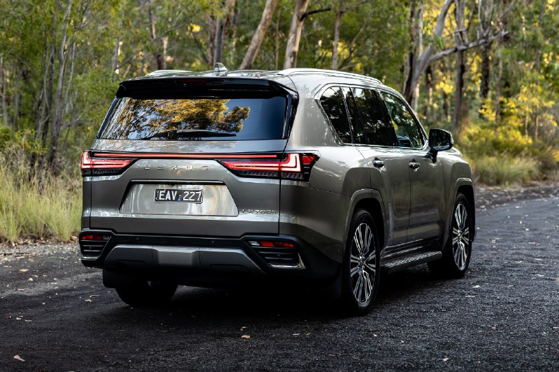 🌞 В пятницу мы решили поговорить о новинке от Lexus - модели LX700h Sports Luxu