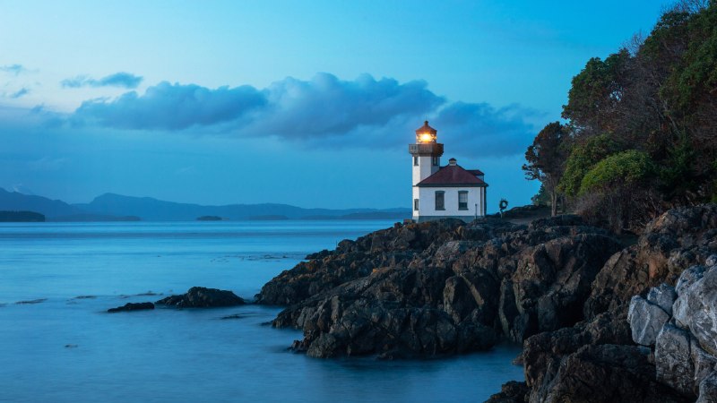 Guiding ships through historyLime Kiln Lighthouse on San Juan Island, Washington State (© Edmund Lowe Photography/Shutterstock)