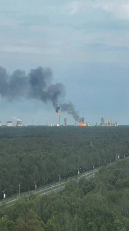 В комплекса "ЗапСибНефтеким" в Тоболск, Тюмен Област, след обявената украинска атака с дронове, бяха докладвани случаи на "Експлозии и пожари." Съоръжението обработва до 8 милиона тона течности за природен газ годишно и се намира на около 2 150 км от фронтовата линия, което го прави мишена на дълбокия удар в Русия.