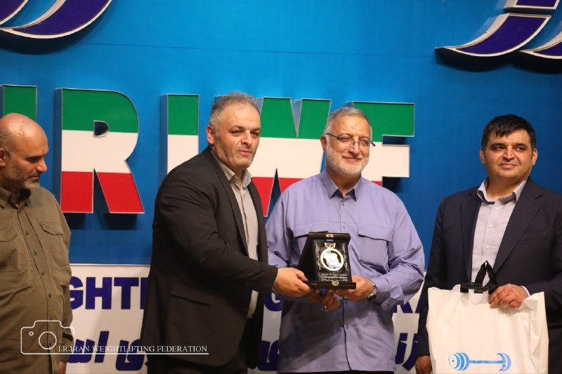 IRIWF | صفحه رسمی فدراسیون وزنه برداری جمهوری اسلامی ایران: 📸دکتر سجاد انوشیروانی با اهدای نشان ویژه فدراسیون وزنهبرداری ایران به دکتر علیرضا زاکانی، از توجه و حمایتهای شهردار ته