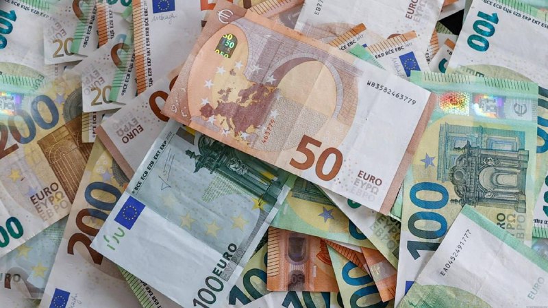 На западе Германии все еще зарабатывают сильно больше, чем на востоке Штатные сотрудники в западных федеральных землях по-прежнему зарабатывают примерно на 17% больше, чем их коллеги из земель бывшей ГДР. Об этом свидетельствуют данные Федерального статист