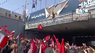 🇮🇱 תיעוד נוסף מאירועי ההלוויה: זורקים אבנים לעבר שלט של טראמפ על גשר, עד שהוא נקרע. חדשות 100שטח. שטח אש…