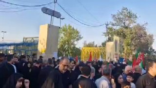 🎦 הצפיפות בכניסה למסגד של טהראן