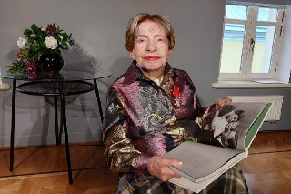 Умерла писательница Зоя Богуславская, вдова поэта Андрея Вознесенского, сообщает центр Вознесенского.Богуславской было 102 года. В браке с поэтом, скончавшимся в 2010 году, она прожила 46 лет.